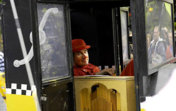 Jean de la Lune et son orgue de barbarie Herman c'est la radio mécanique du manège.